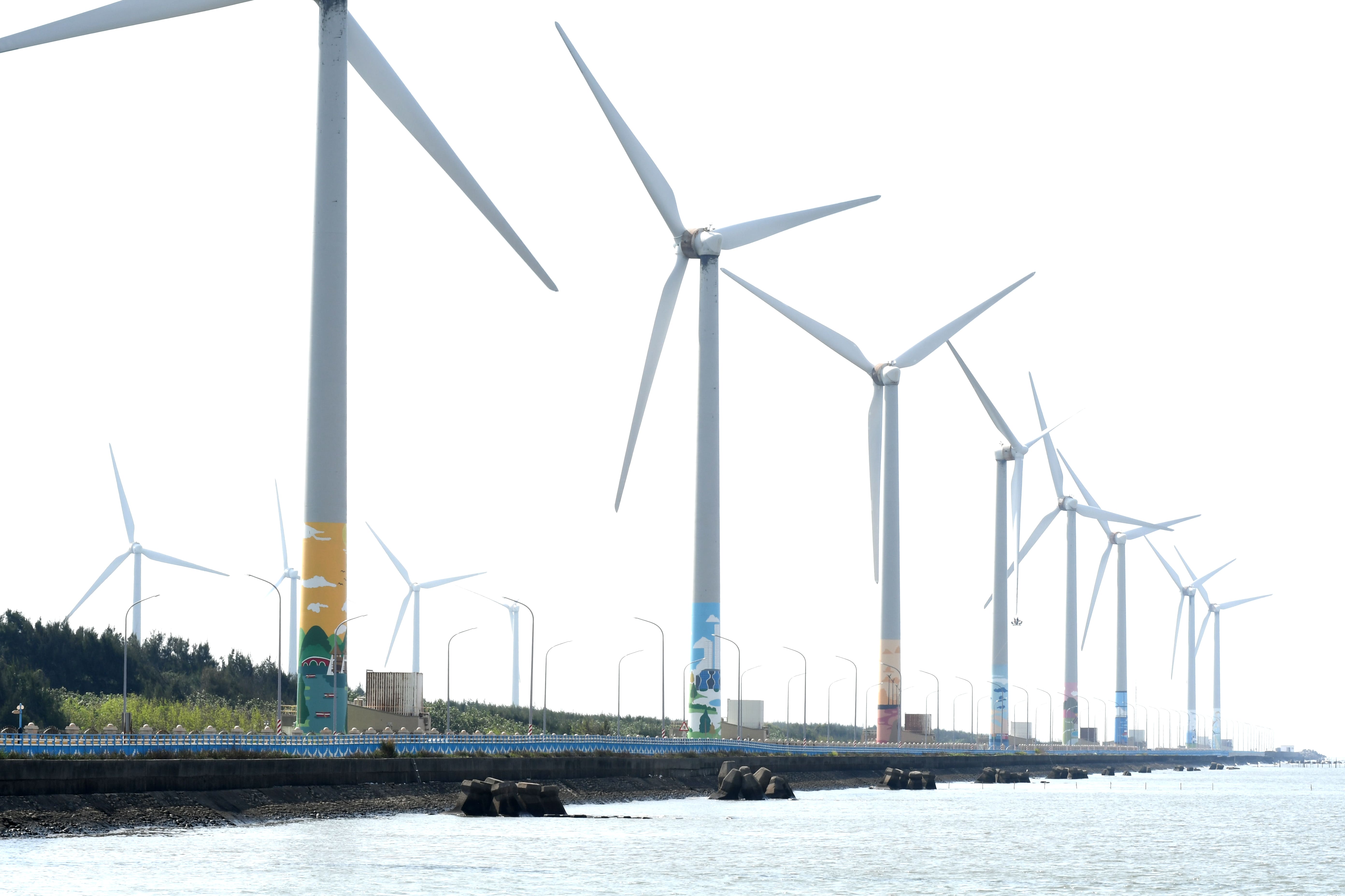 根 據 經 濟 部 預 估 ， 台 灣 離 岸 風 電 整 體 產 值 逾 1 . 5 兆 元 ， 且 大 量 投 入 中 彰 地 區 。 