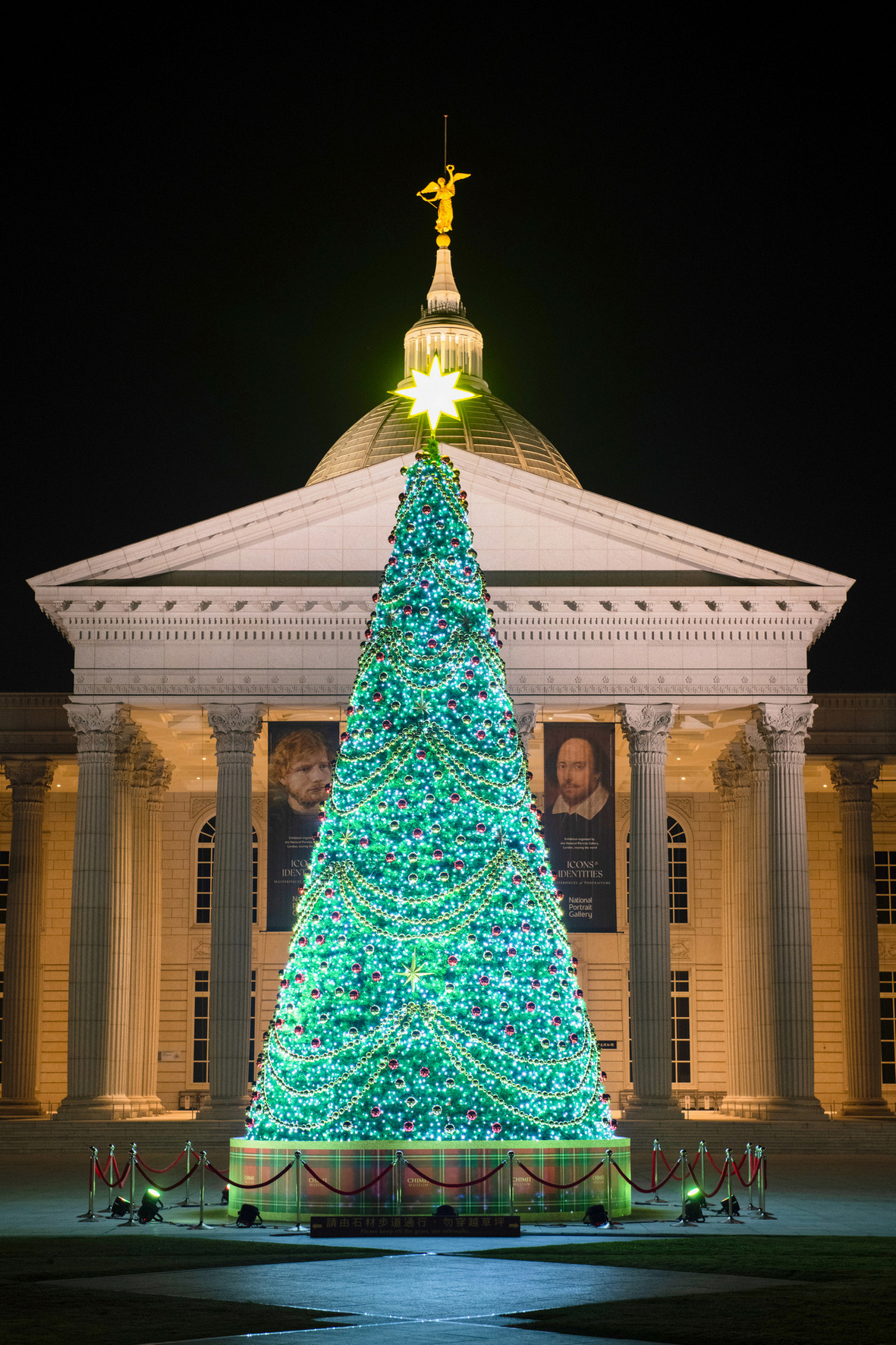 奇 美 博 物 館 「 幸 福 聖 誕 樹 」 閃 耀 登 場 ， 預 計 再 度 成 為 民 眾 拍 照 熱 點 。 圖 / 奇 美 博 物 館 
