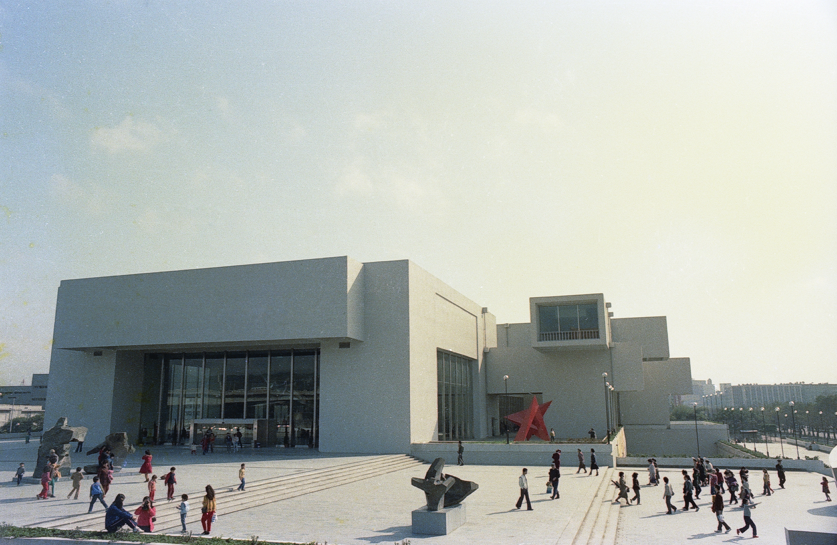 李 再 鈐 《 低 限 的 無 限 》 1 9 8 3 年 於 北 美 館 展 出     圖 / 臺 北 市 立 美 術 館 檔 案 提 供 