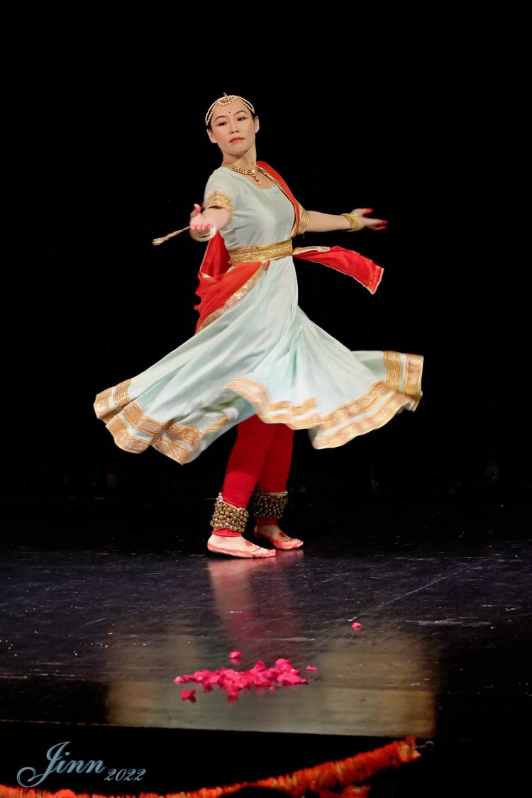 印度古典舞卡達克轉圈，姿態迷人