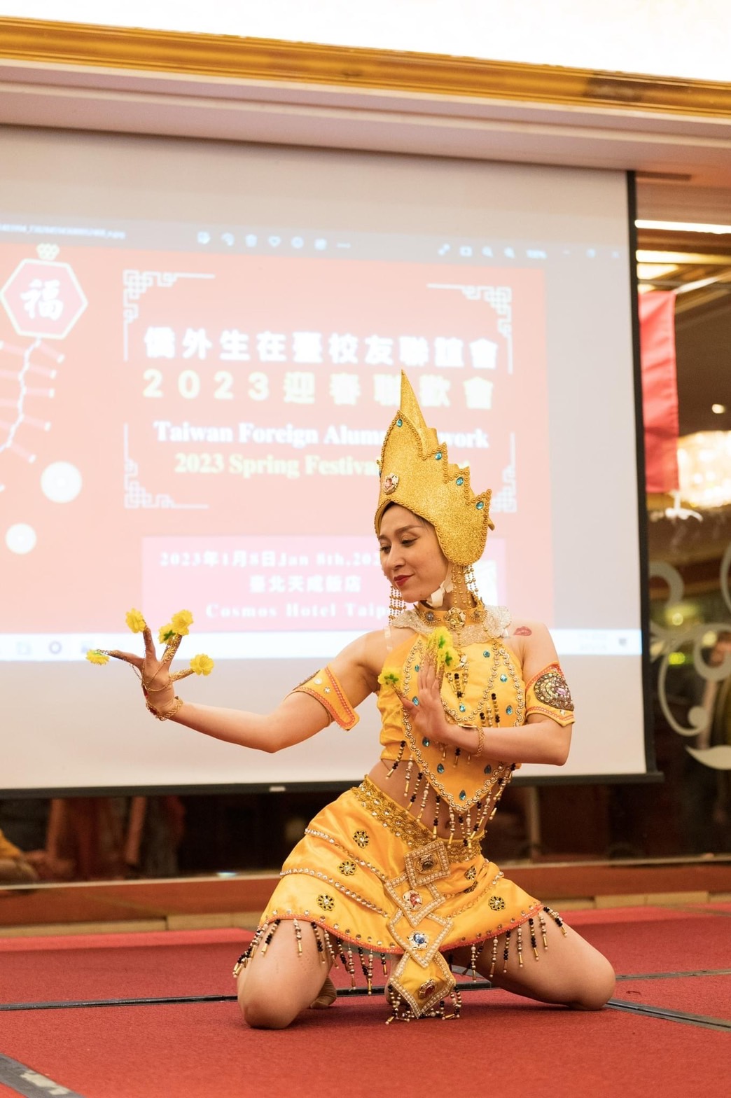 來 自 越 南 校 友 組 成 的 「 春 燕 」 舞 蹈 團 ， 提 供 我 們 精 彩 的 民 族 舞 蹈 表 演 ！ 