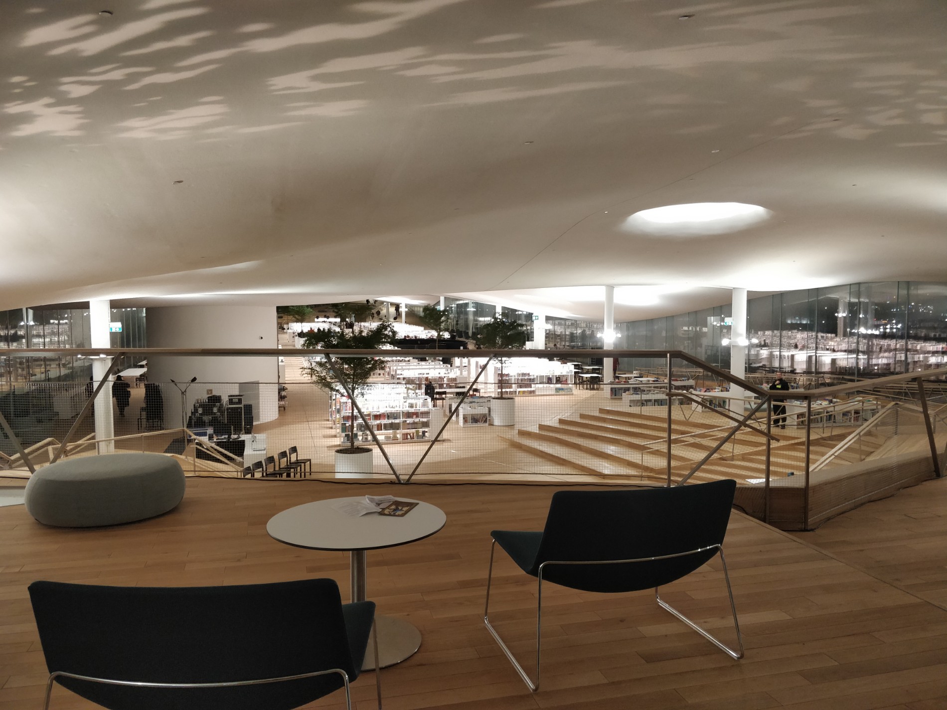 荷 蘭 赫 爾 辛 基 中 央 圖 書 館 ， 現 代 化 的 空 間 設 計 奠 基 在 平 等 與 開 放 的 先 決 條 件 之 上 ， 期 許 為 市 民 提 供 一 個 自 由 的 空 間 。   ( 圖 片 取 自 維 基 百 科 b y   T u u k k a H ) 