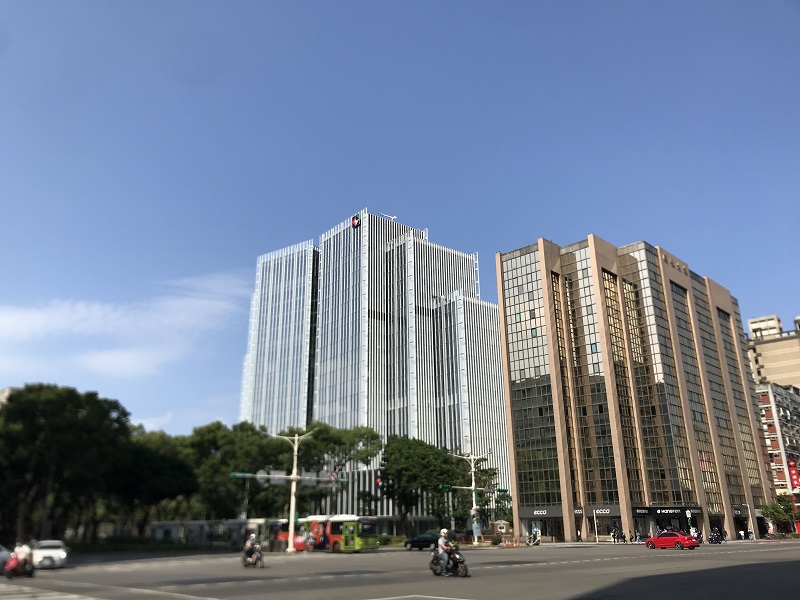 敦 化 北 路 台 北 學 苑 華 麗 轉 身 為 中 國 人 壽 企 業 總 部 。 圖 ‧ 安 信 建 經 提 供 
