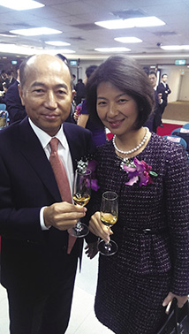 安成董事長夫婦鶼鰈情深共同出席掛牌典禮