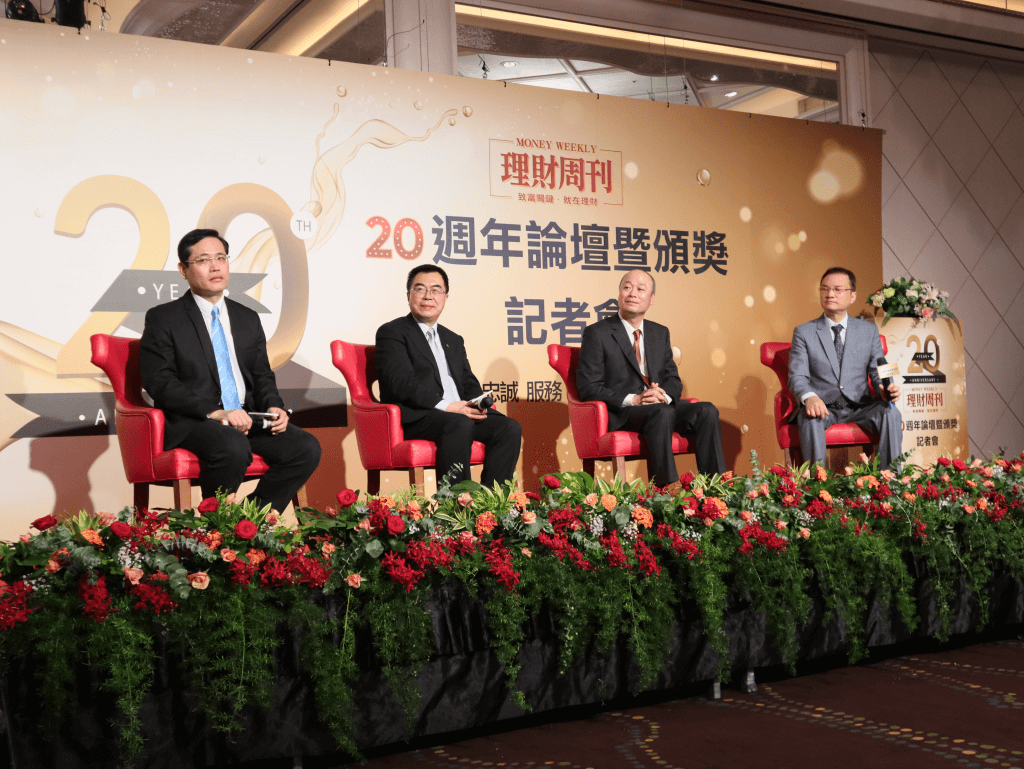 論壇主講人左起財政立委江永昌、國泰投信總經理張雍川金管會副主委許永欽、理財周刊社長洪寶山