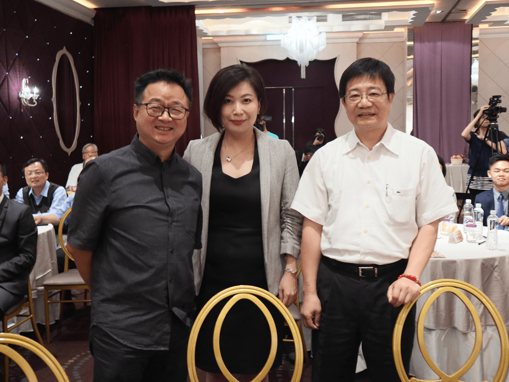 理財周刊總經理許洛婕、水牛出版社社長羅文嘉合影