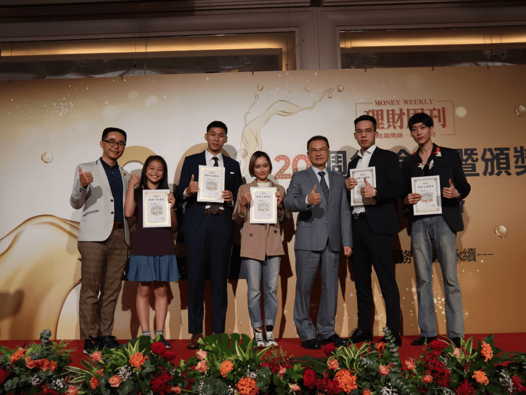 理財周刊總裁洪寶山與理財大使社會組合影