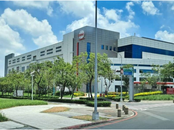 15日台積電股價、 台股指數開盤後不斷向上突破續創新高