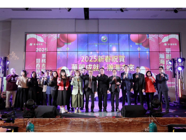 上曜集團近期宣布將攜手旗下孫公司-華瀚保經(為世紀民生子公司)密切合作，開創保經產業聯盟大平台，秉持以「AI」為核心理念，除了搶攻數位金融市場大商機，逐步朝向「AI智能大健康」產業邁進，創造集團多元化布局的一大步，更將為上曜集團帶來全新的成長動能，圖右六為上曜集團董事長張祐銘、圖右七為華瀚董事長徐致惠、圖右五為華瀚總經理葉銘森