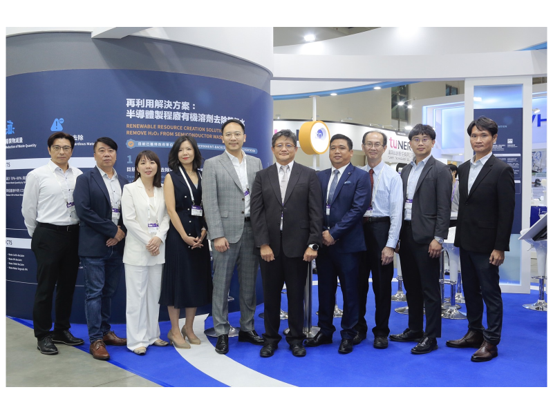 信紘科(6667)參加一年一度的國際半導體展盛會，展示完整三大領域「綠色製程」、「廠務供應系統整合」、「廢液處理與資源化」，致力成為綠色製程建廠解決方案專家，積極擴大接單範疇與市場版圖。圖左六為董事長簡士堡。