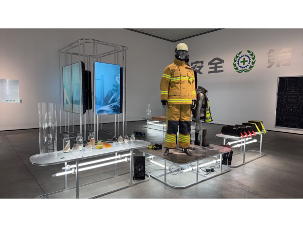 說)南良(5450)受邀參加最具規模「2024台灣設計展」，大秀旗下專業綠色永續循環材料，於會場上與設計師合作裁製成的生質海綿潛水衣，藉由展會所匯聚的產、官、學，及超過百位設計師等的能量，拉高南良於利基型紡織市場的品牌力與高競爭力。