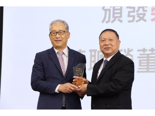 國立台東高商中興堂今天舉行慶祝66週年校慶慶大會暨巧新科技公司黃聰榮董事長捐贈典禮，巧新科技公司董事長黃聰榮將於校慶活動中，捐贈市值高達三千萬元之巧新科技公司股票給母校，表達對母校深厚的感激之情。圖左為巧新董事長及國立台東高商校友黃聰榮、右為國立台東高商校長林明錚。