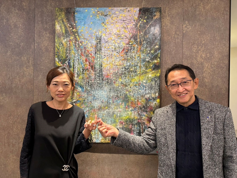 宏遠證(6015)響應企業社會責任，舉辦第三屆「希望夢想成長計劃」義賣畫展，以「希望」為主題結合藝術與公益，傳遞溫暖的力量。圖右為董事長姜克勤。