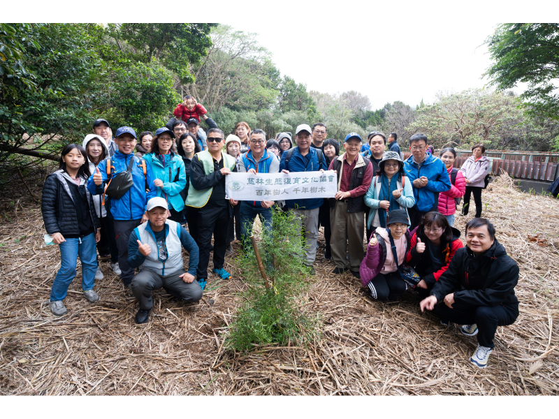 崇友(4506)持續推廣環境保護與永續發展，攜手慈林生態復育文化協會，種植了27株牛樟及肖楠樹苖，深入綠色永續實踐，共建生態未來。