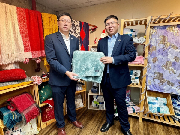 慶豐富(9935)今年喜迎慶豐富邁入50週年，以「慶豐五十，創新迎富，揚帆百年」為願景，並祭出多元產品、多元渠道、多區市場之三多發展策略，期許引領家飾產業創新、創造互惠共贏，奠定慶豐富朝向百年永續目標邁進。圖左為董事長許閔琁、圖右為總經理許竣然。