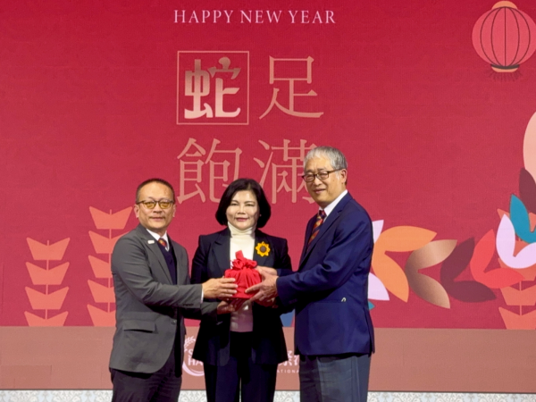 雲林科技工業區廠商協進會於今日舉辦進行理事長交接典禮，由雲林縣長張麗善出席擔任監交人，原任理事長─臺旺食品工業創辦人陳麒升交棒給新任理事長─巧新科技董事長黃聰榮。圖中為雲林縣長張麗善、圖右為廠協會第11屆理事長巧新董事長黃聰榮、圖左為廠協會第10屆理事長臺旺食品創辦人陳麒升。