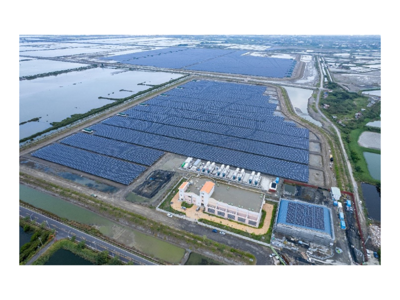 臺南鹽田太全台最大「光儲合一」示範案場，不僅做發電使用外，更維持良好生態營造，提供珍稀候鳥友善棲地環境，打造生態共融。