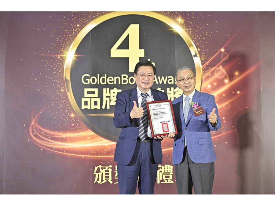 商總會務顧問、重威有限公司董事長廖永源（右），獲商總理事長許舒博頒發感謝狀。