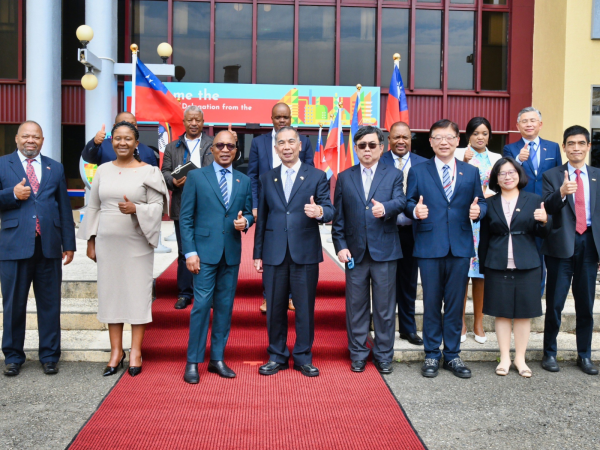 史瓦帝尼總理戴克禮率代表團參訪台灣中油桃園煉油廠