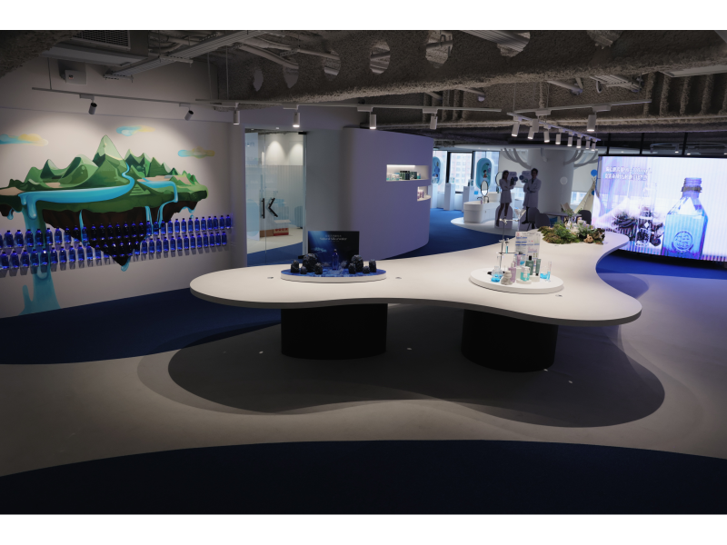 慷碩生醫林口中心耗資千萬裝潢，結合品牌形象、產品展示、教育訓練、會議、直播及辦公空間等多功能用途