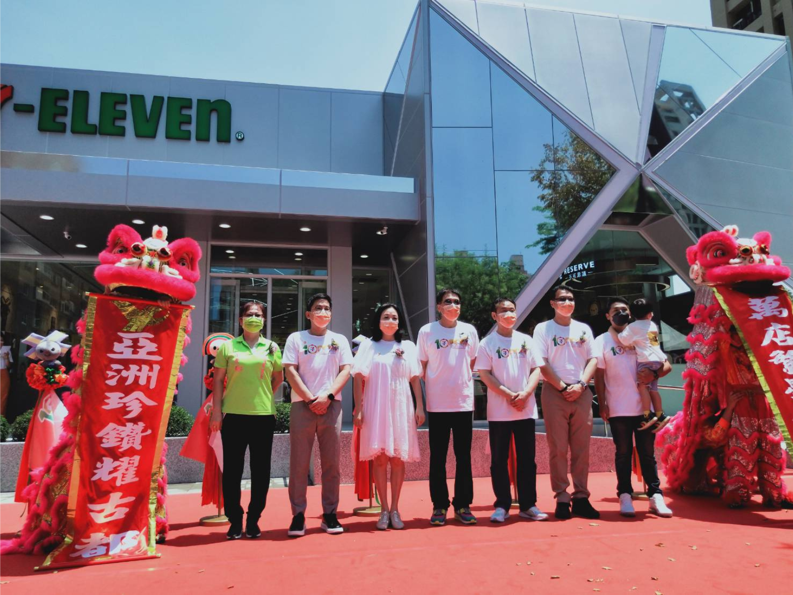 7-ELEVEN亞洲10000店璀璨登場，<span style='color:red'>羅智先</span>指對創辦人高清愿最大的紀念