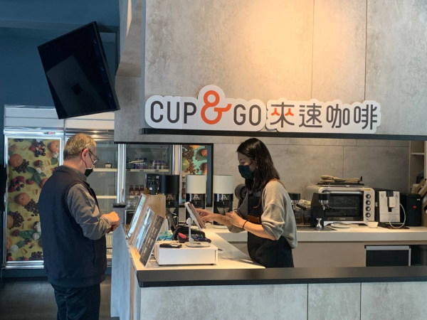 台灣中油為農民加油 喝CUP&GO來速咖啡送愛文芒果