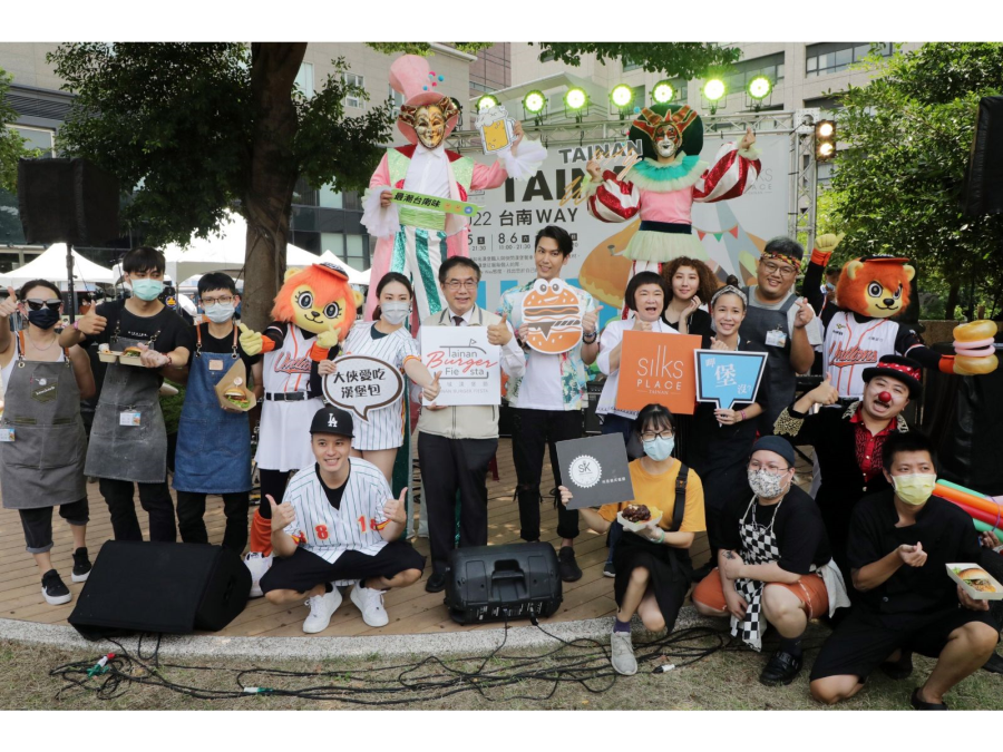 第四屆府城漢堡節邀請20家在地人氣漢堡店家與快閃餐車，推出超過五十款融合在地食材的創意漢堡