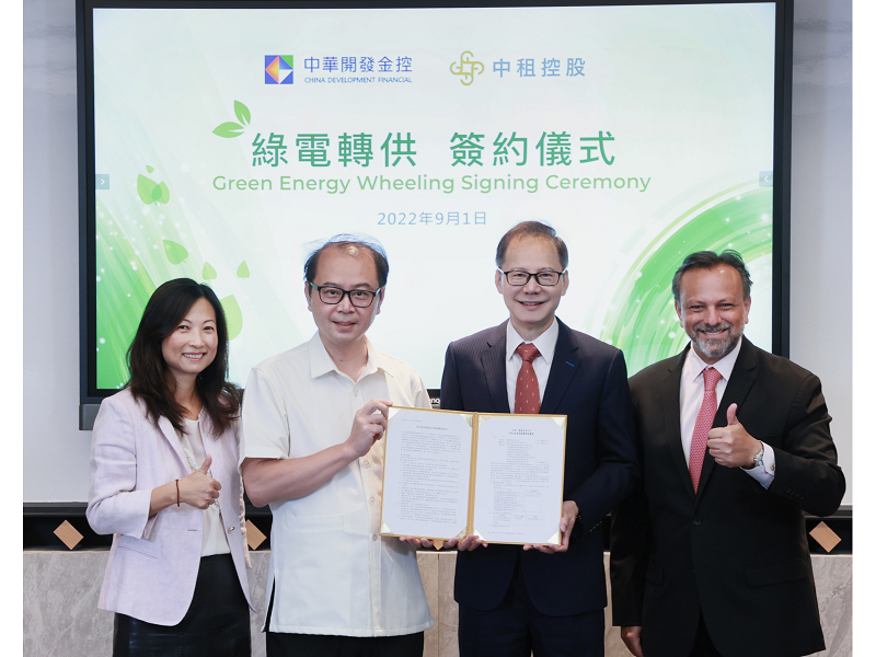 圖說：中華開發金控啟動綠電採購每年500萬度綠色電力，順利完成第一階段採購布局 (左起： 凱基證券營運長暨發言人趙熙、中租能源資深副總經理謝明宏、中國人壽首席執行副總經理許東敏、開發金控行銷長賀龍)