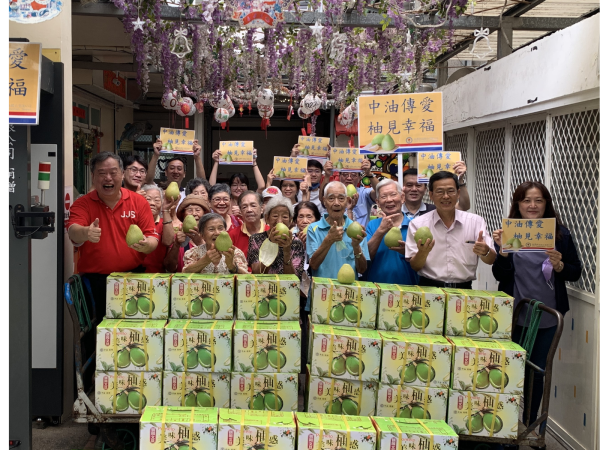 中油傳愛柚見幸福 捐贈40箱柚子給台灣食物銀行聯合會