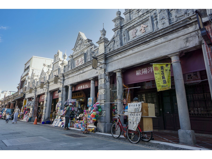 大溪區最熱鬧的老街商圈，特色店家林立，每年吸引眾多旅客造訪，也是附近居民休憩活動的據點之一