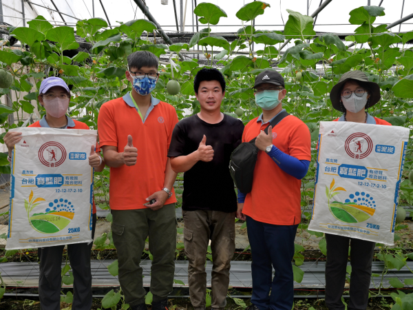 台肥開發出新產品寶藍肥，獲農友栽植施用，有效讓網紋洋香瓜提甜
