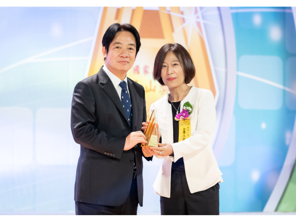 台灣人壽獲國家品牌玉山獎「傑出企業類」肯定，由副總統賴清德頒獎，台灣人壽副總經理孫紀蘭（圖右）代表領獎