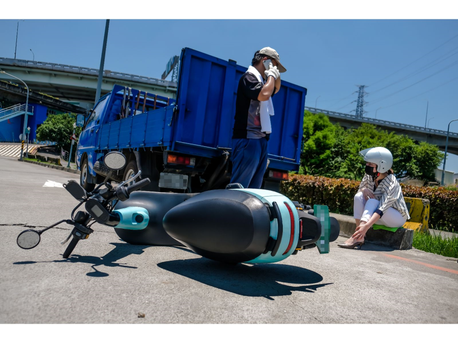 小玲是位專職媽媽為分攤家計，面試途中發生車禍受傷。