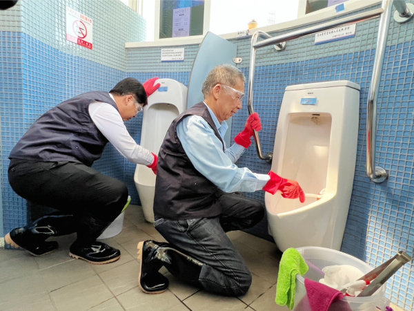 台灣中油響應世界廁所日 李順欽帶員工掃廁所 歡迎大家一起「來中油 好方便」