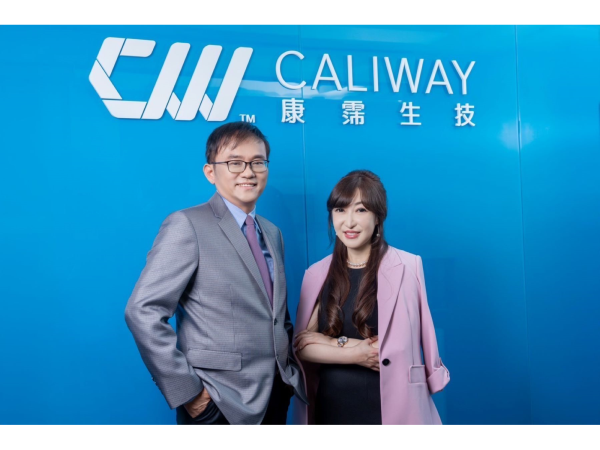 康霈生技董事長徐坴暉（左）和執行長兼研發長凌玉芳（右）。圖／康霈提供