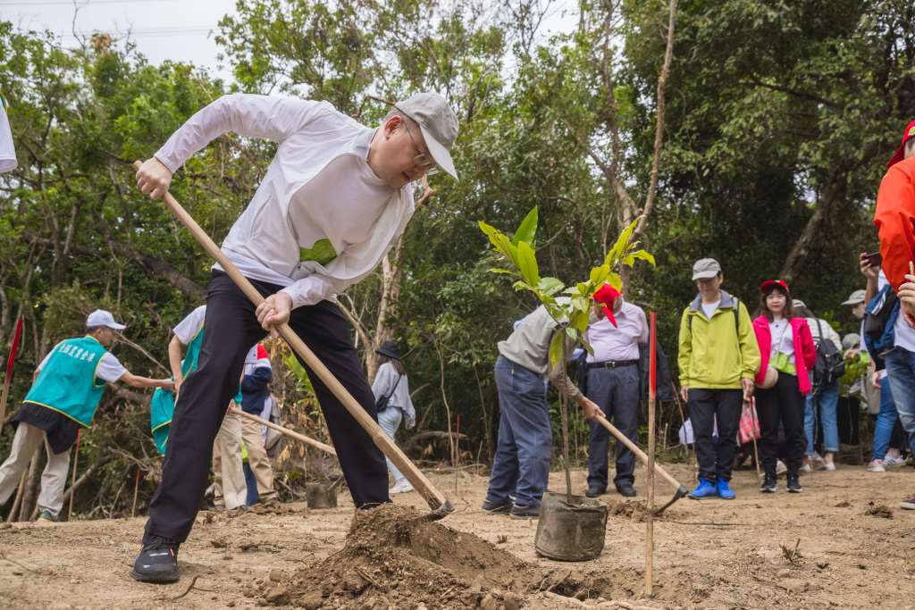 清景麟教育基金會與屏科大合作於車城保力林場種樹造林