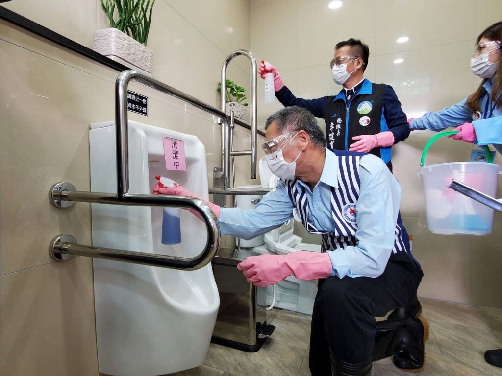 台灣中油「世界廁所日」清掃總動員 歡迎大家「來中油 好方便」