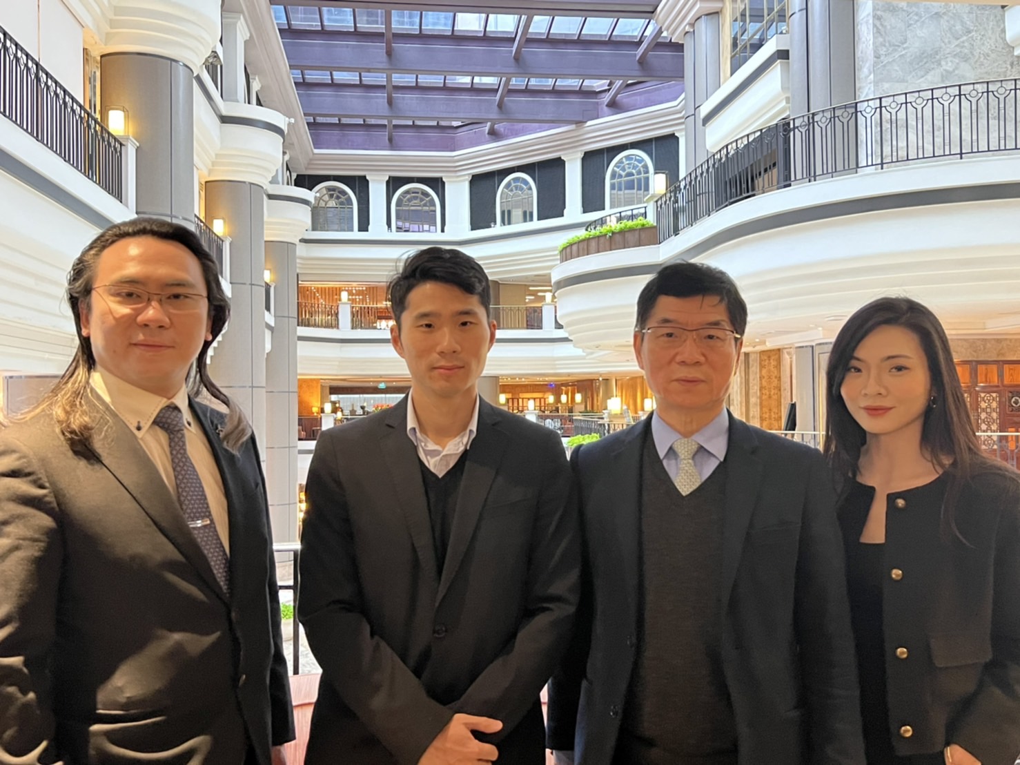 圖左一為董事長唐稚超、圖左二為總經理劉朝安、圖右一為副總劉岱琳、圖右二為顧問劉炳中。