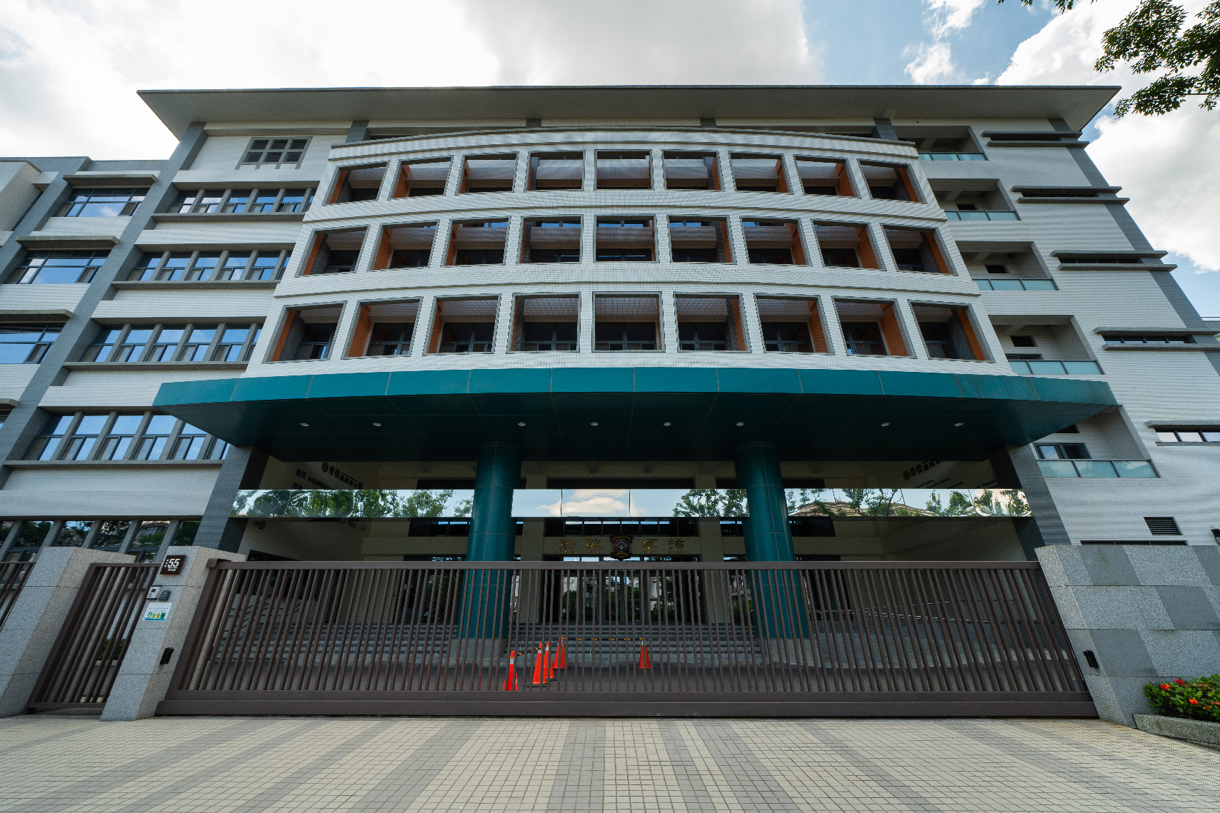 「力璞學」正對「康橋國際學校」，步行即達，15年就學期間省去通勤的不便。