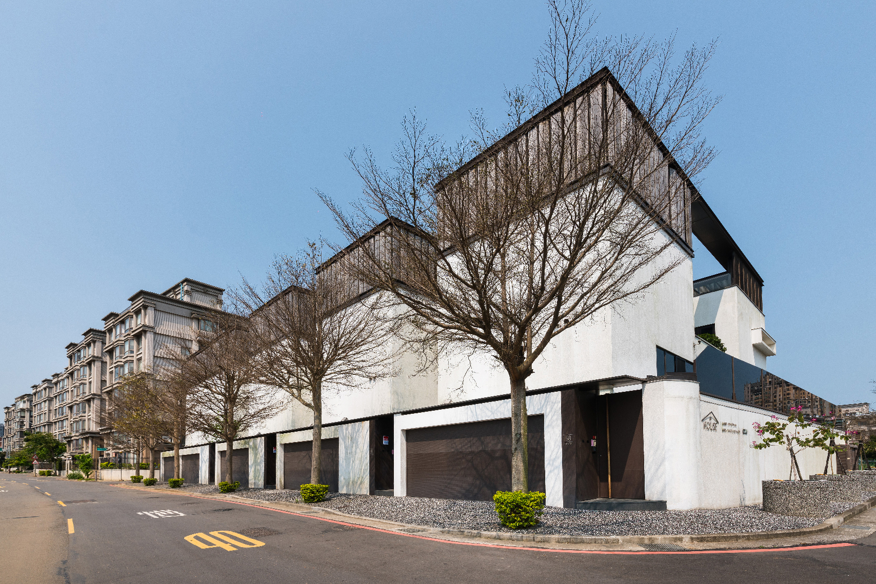 林口別墅富人區為隱形富豪聚落，與萬坪生態保護區為鄰。