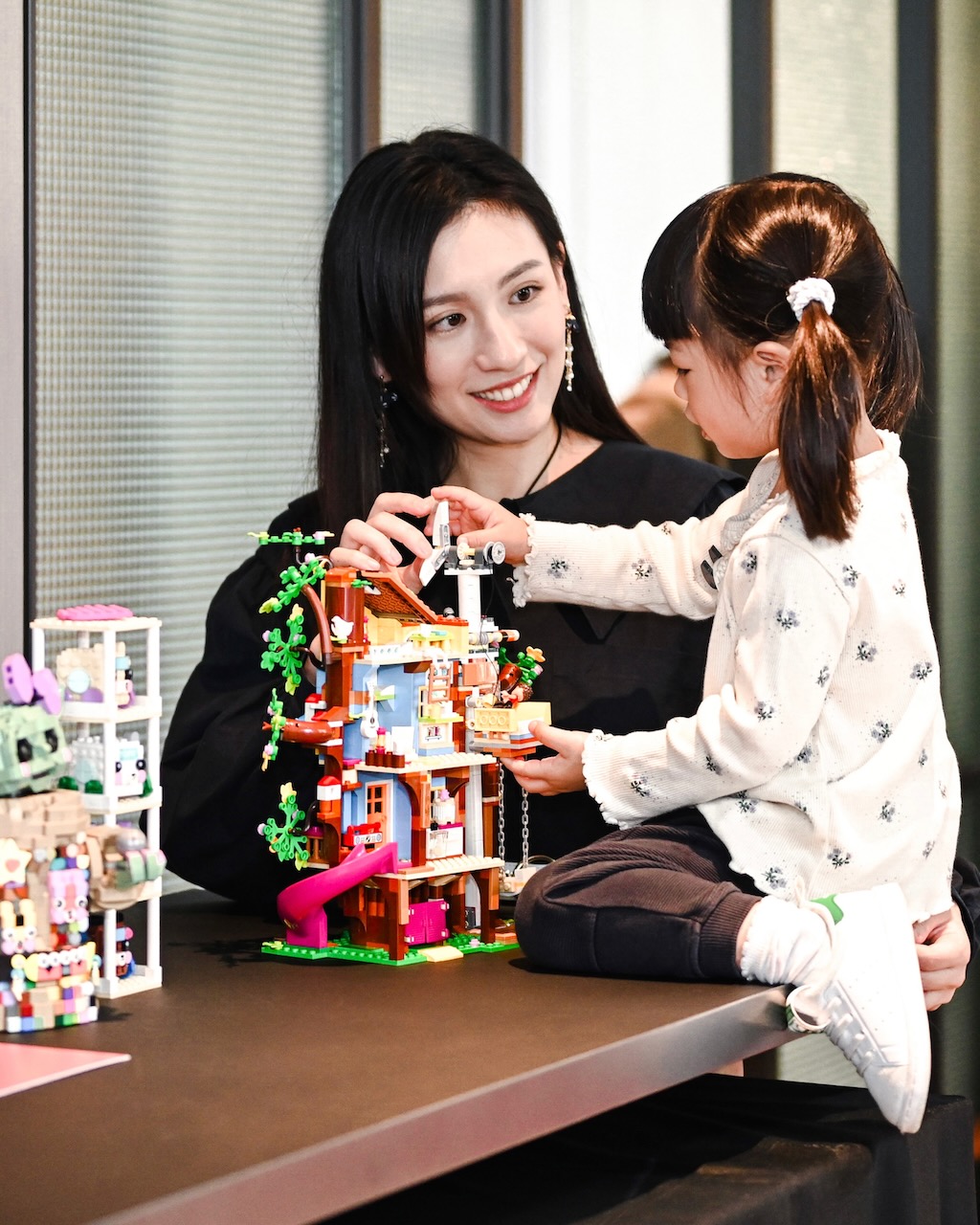 時尚親子網紅蔡昕言Ellie與孩子同玩Friends系列《41703友誼樹屋》，一起發揮孩子不可思議的樂高創意