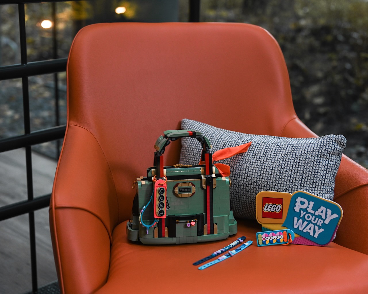 樂高達人戚心偉用樂高盒組再創作，設計時尚樂高包包