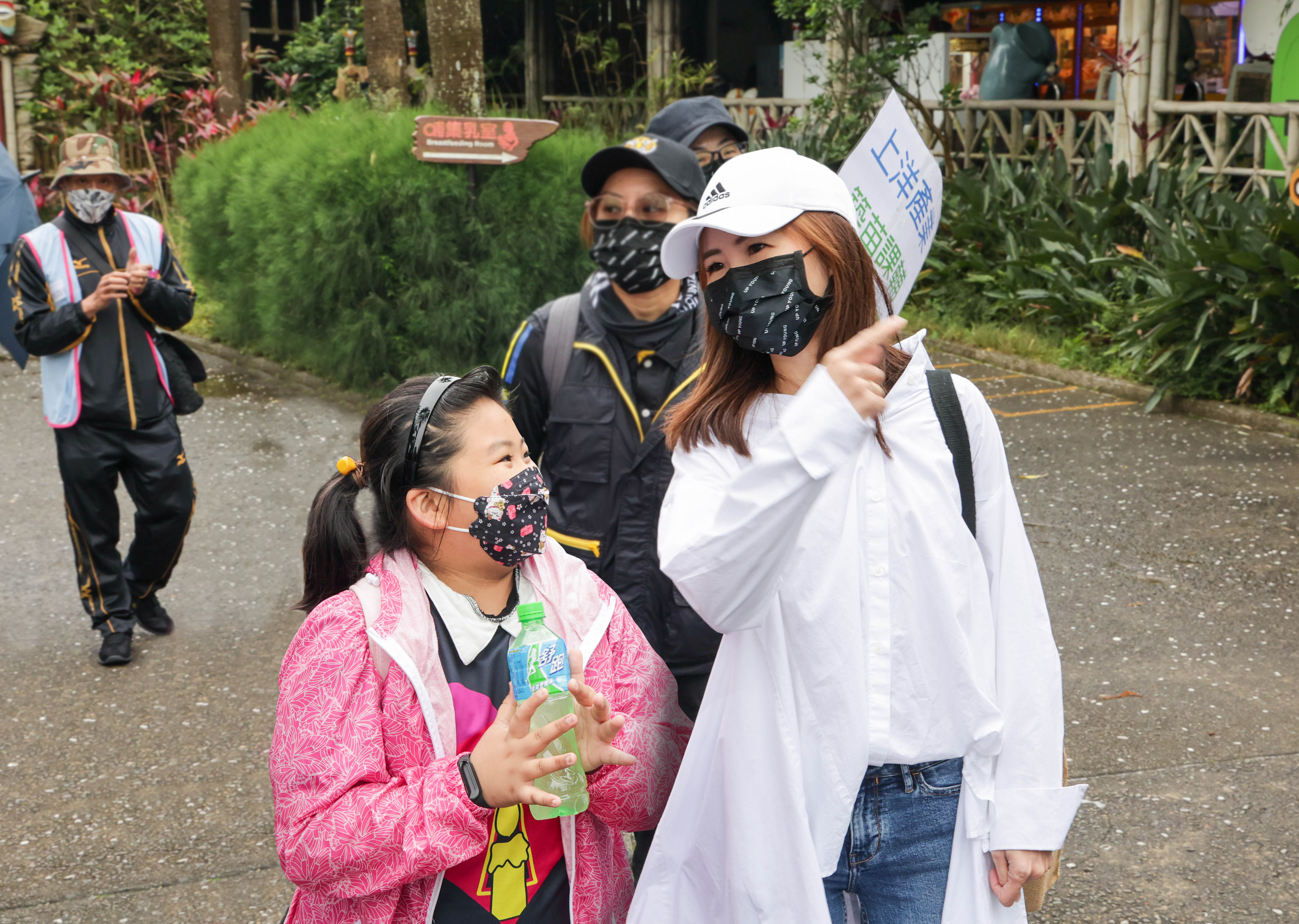 莊副總與小朋友討論準備挑戰哪項遊樂設施