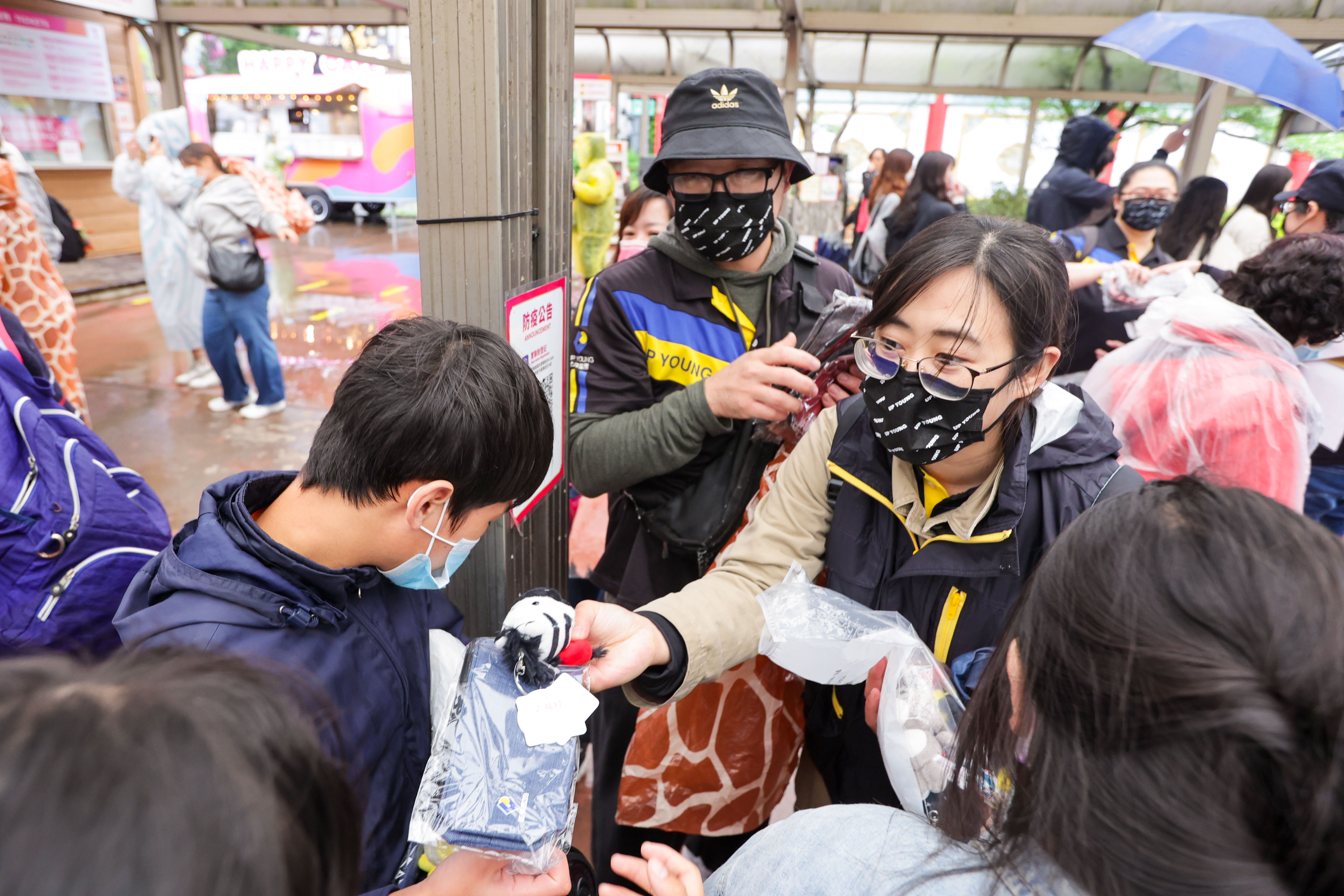上洋志工貼心準備紀念品，讓小朋友帶著溫馨又愉快的回憶返家