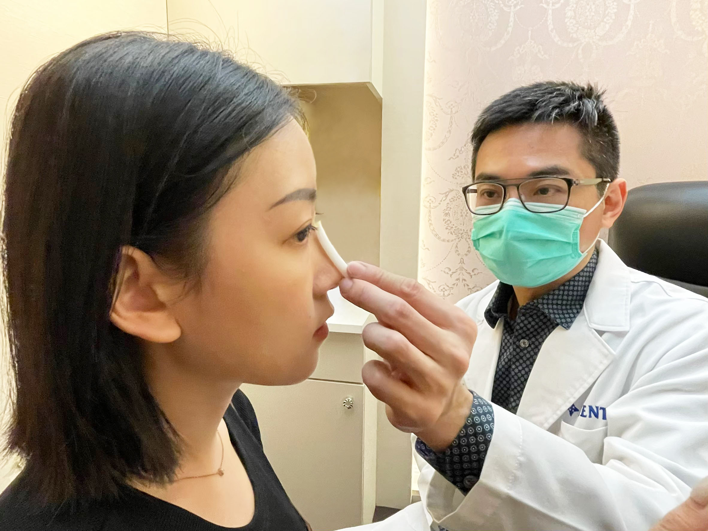 邱大睿醫師為民眾評估隆鼻材質與手術方式。