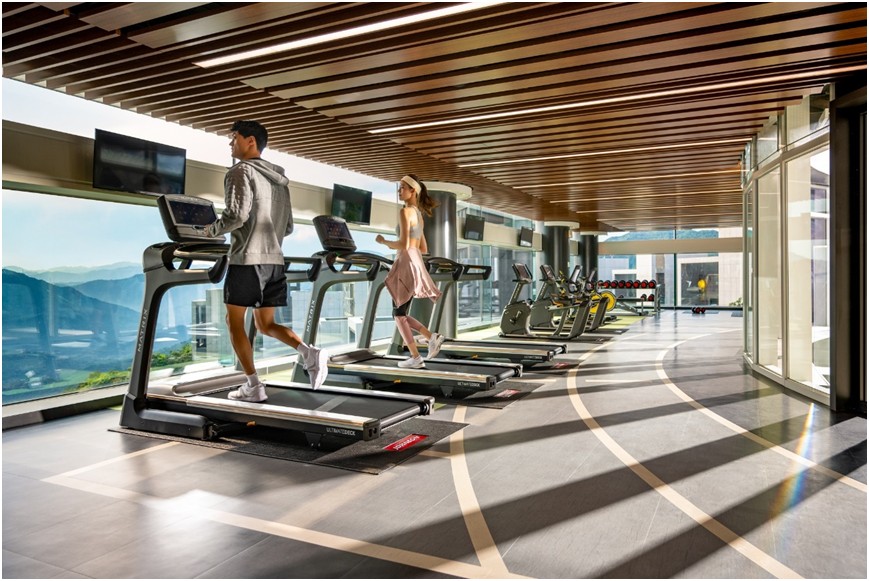 「逸品琚」633坪的休閒會館，健身房擁有無敵景觀，可在此居高臨下健身慢跑。
