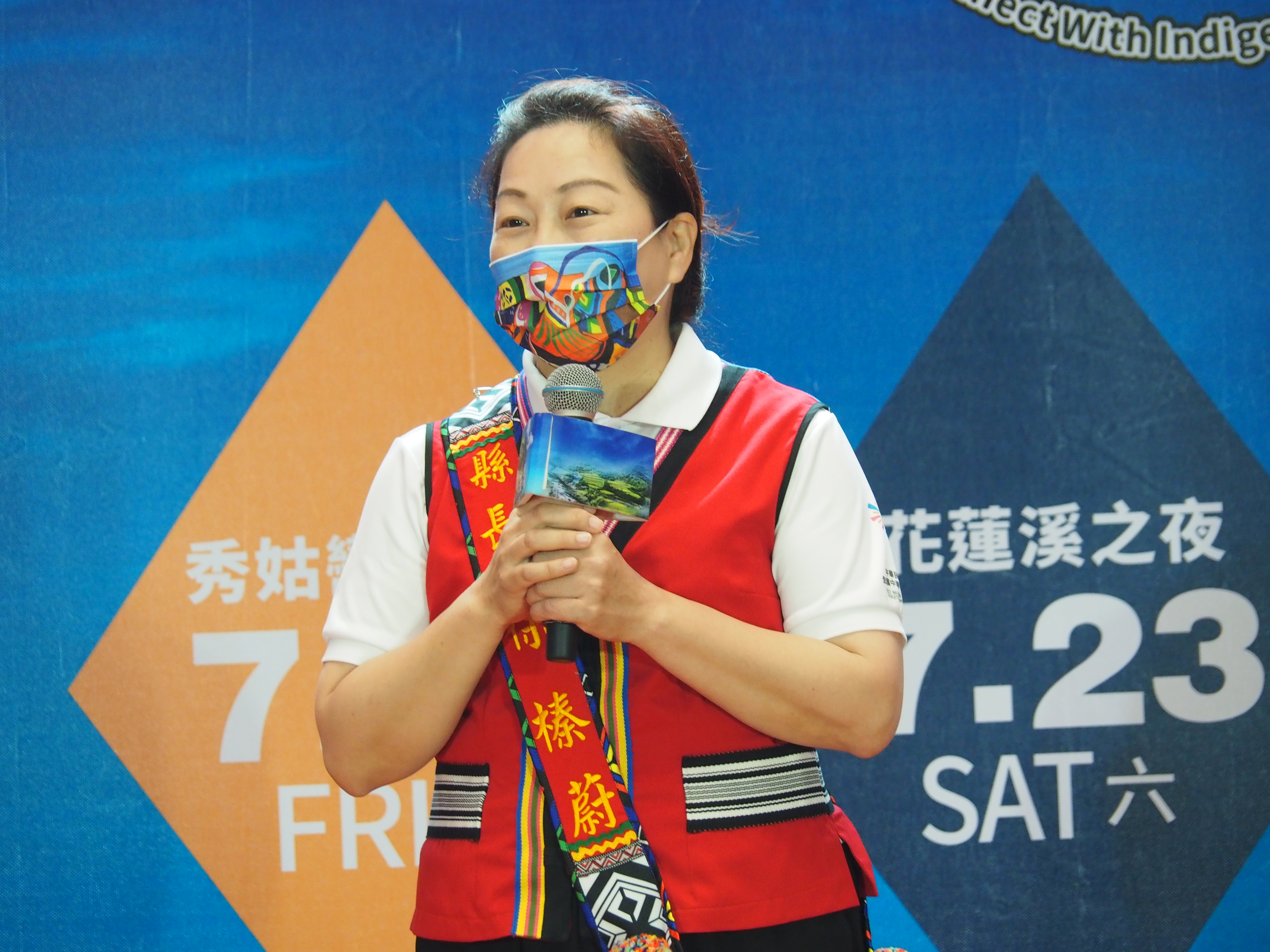 徐榛蔚縣長，邀請全國各地的鄉親來花蓮感受原住民族樂舞的驚艷與感動。