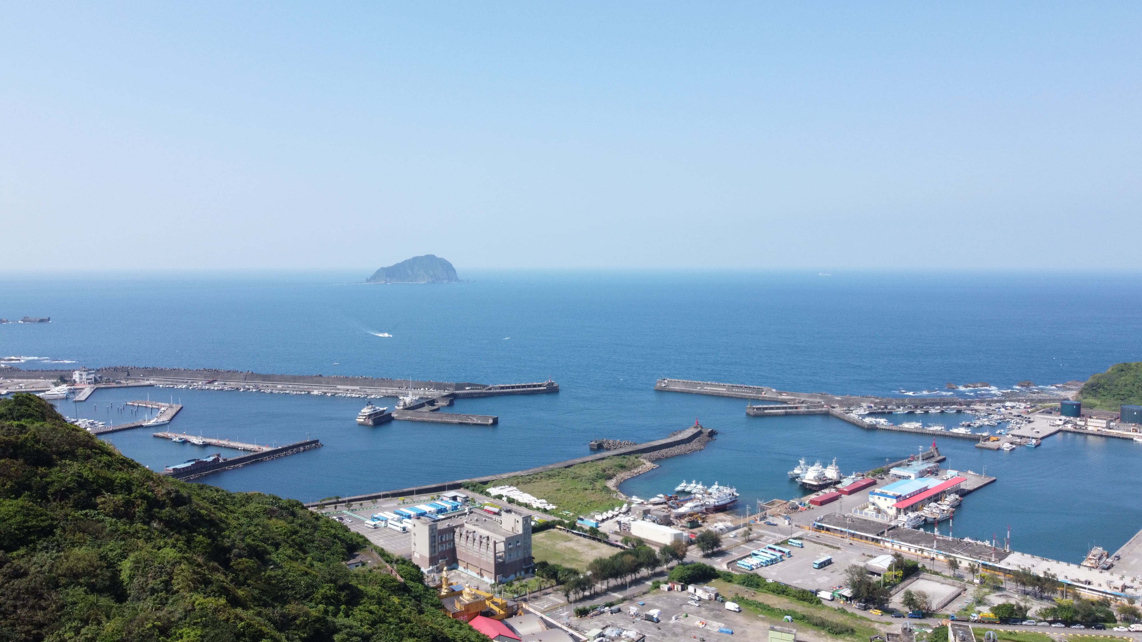 「海豔」位處基隆市中正區新豐街上,朝北的座向,9樓以上的住戶開窗便可觀海。 「海豔」位處基隆市中正區新豐街上,朝北的座向,9樓以上的住戶開窗便可觀海。