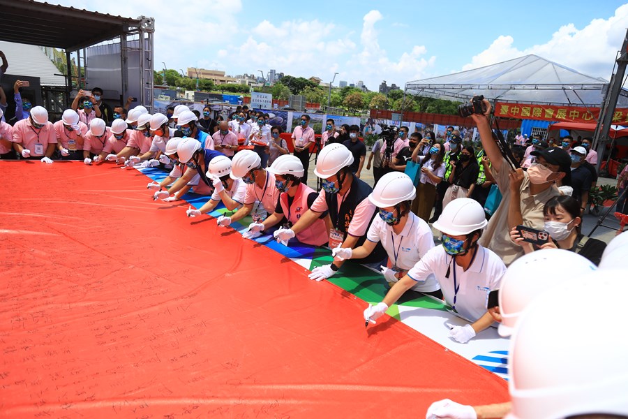 盧秀燕市長與貴賓在梁上簽名