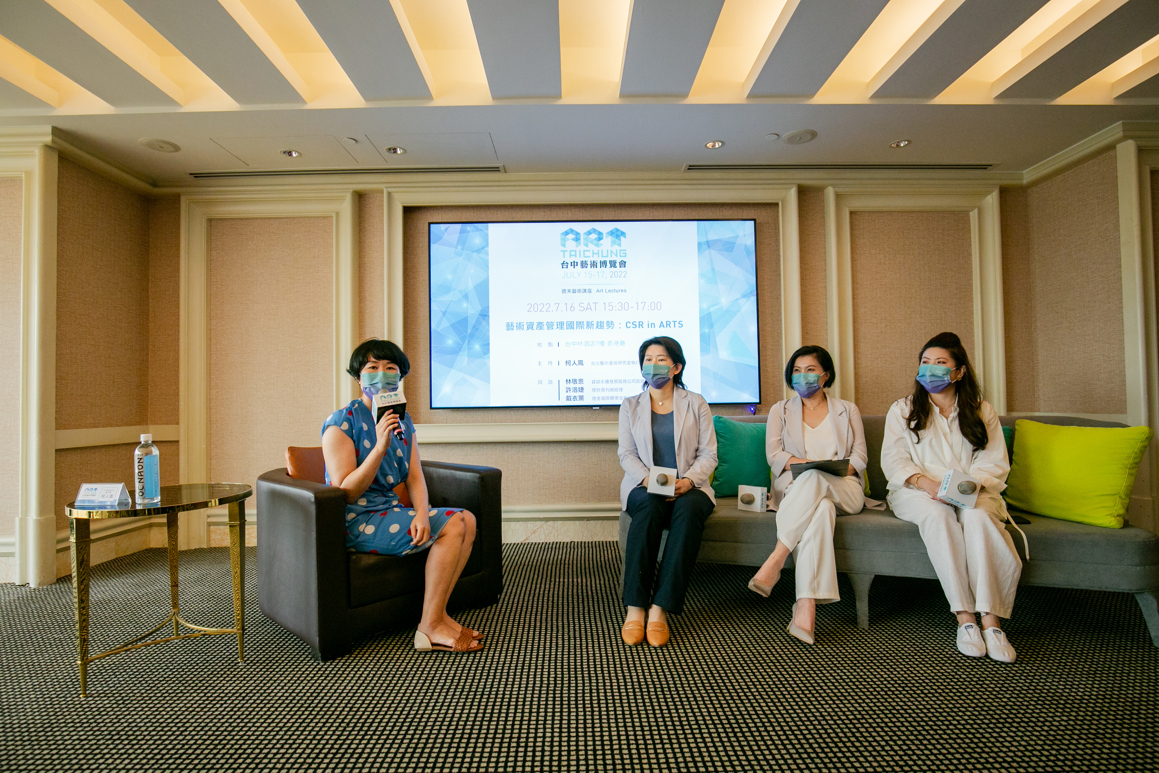 圖說/台北藝 術產經研究室柯人鳳執行長(左)、資誠永續發展服務公司的林敬恩副總經理(左二)、理 財周刊許 洛婕總經理(右二)、理 善國際關懷協會戴 衣薰秘書長(右)